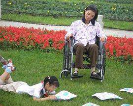 9歲單親女孩，獨自開畫室當老師，隻為給癱瘓媽媽買輪椅#小小心願